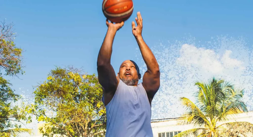 Boris Campillo, referente del baloncesto de Getsemaní, saludando a los vecinos durante su visita al barrio