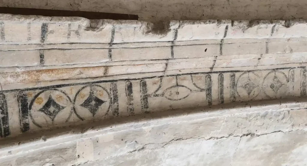 Detalle del arte mural colonial descubierto en el Claustro de San Francisco en Getsemaní, Cartagena