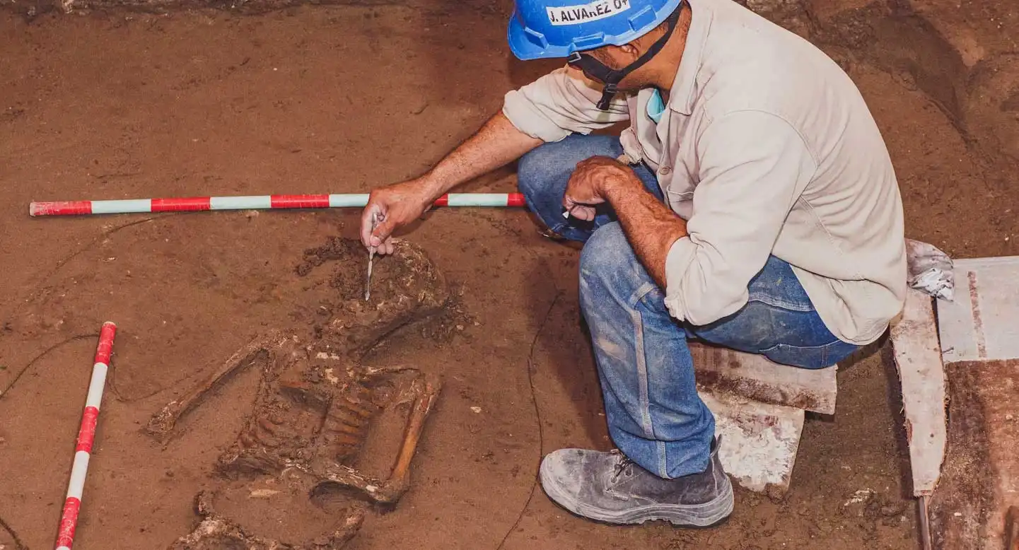 Excavación arqueológica en una iglesia colonial de Getsemaní, Cartagena, donde se hallaron restos humanos históricos