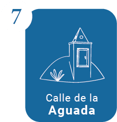 La Calle de la Aguada en Getsemaní, Cartagena, una de las calles más singulares del barrio por su trazo y su relación con el agua