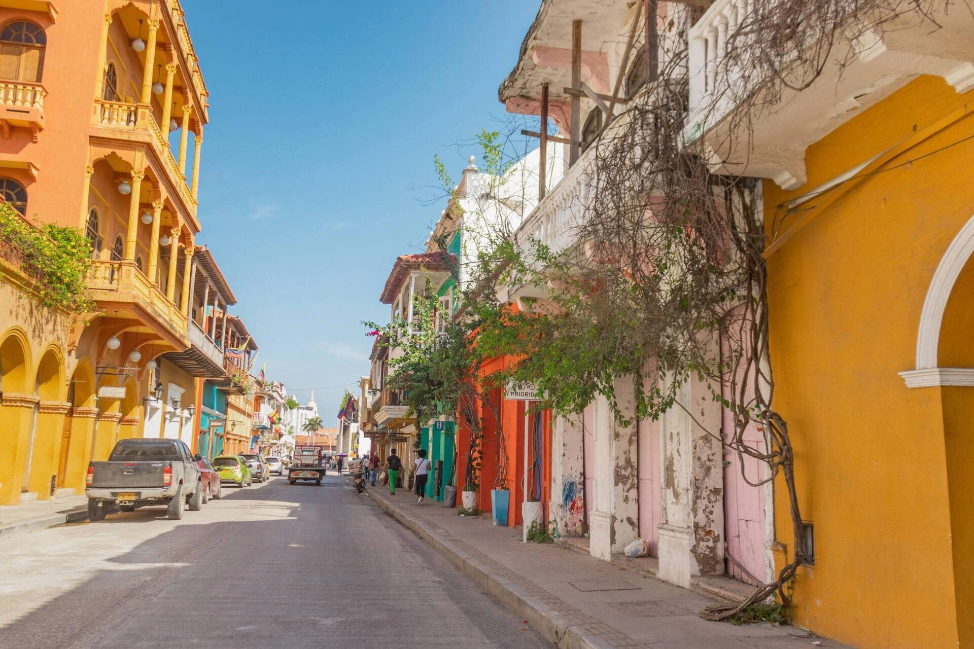 Actividad urbana y peatonal típica en la Calle Larga, uno de los corredores históricos de Getsemaní