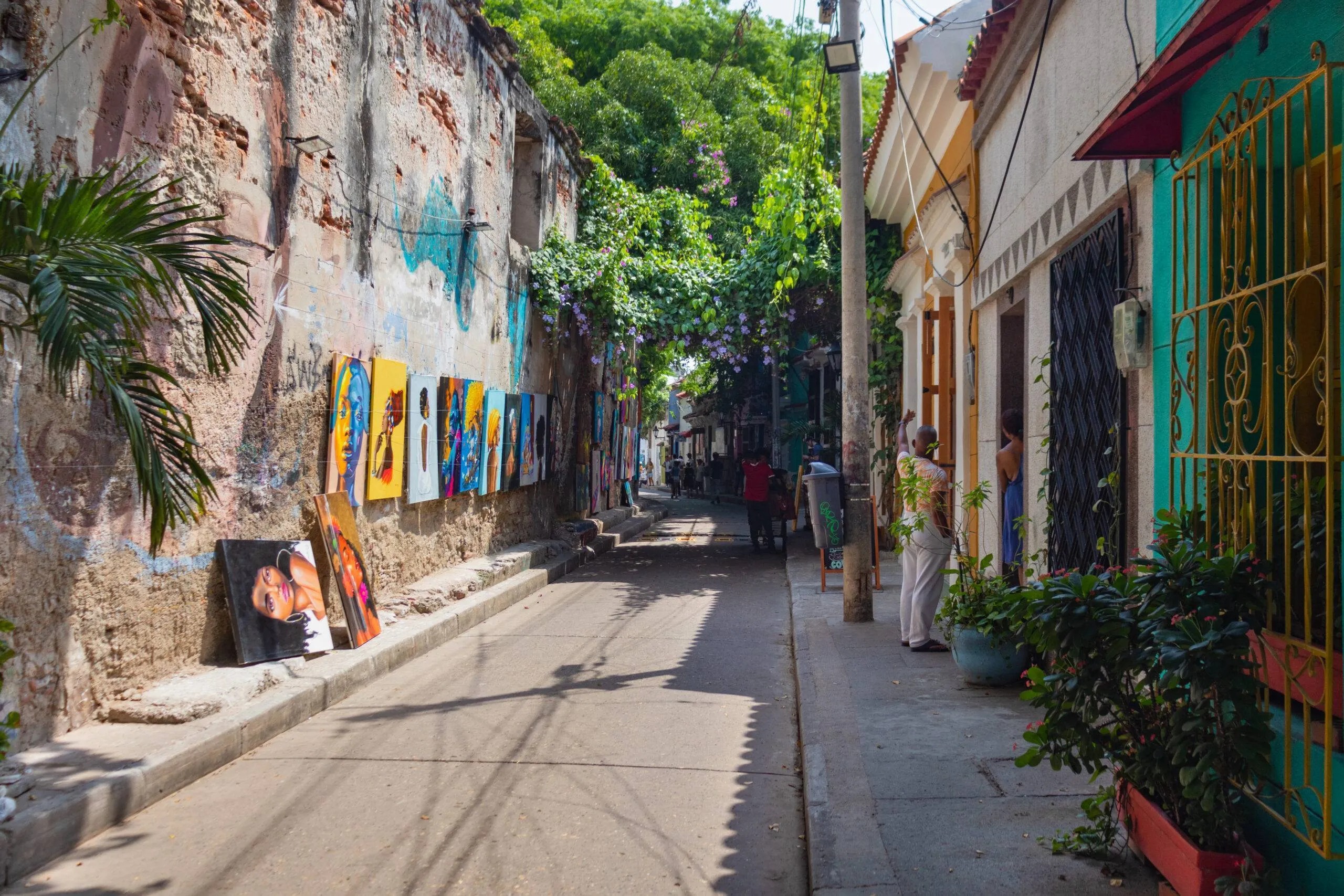 Calle colonial con arquitectura tradicional en un barrio histórico de Cartagena