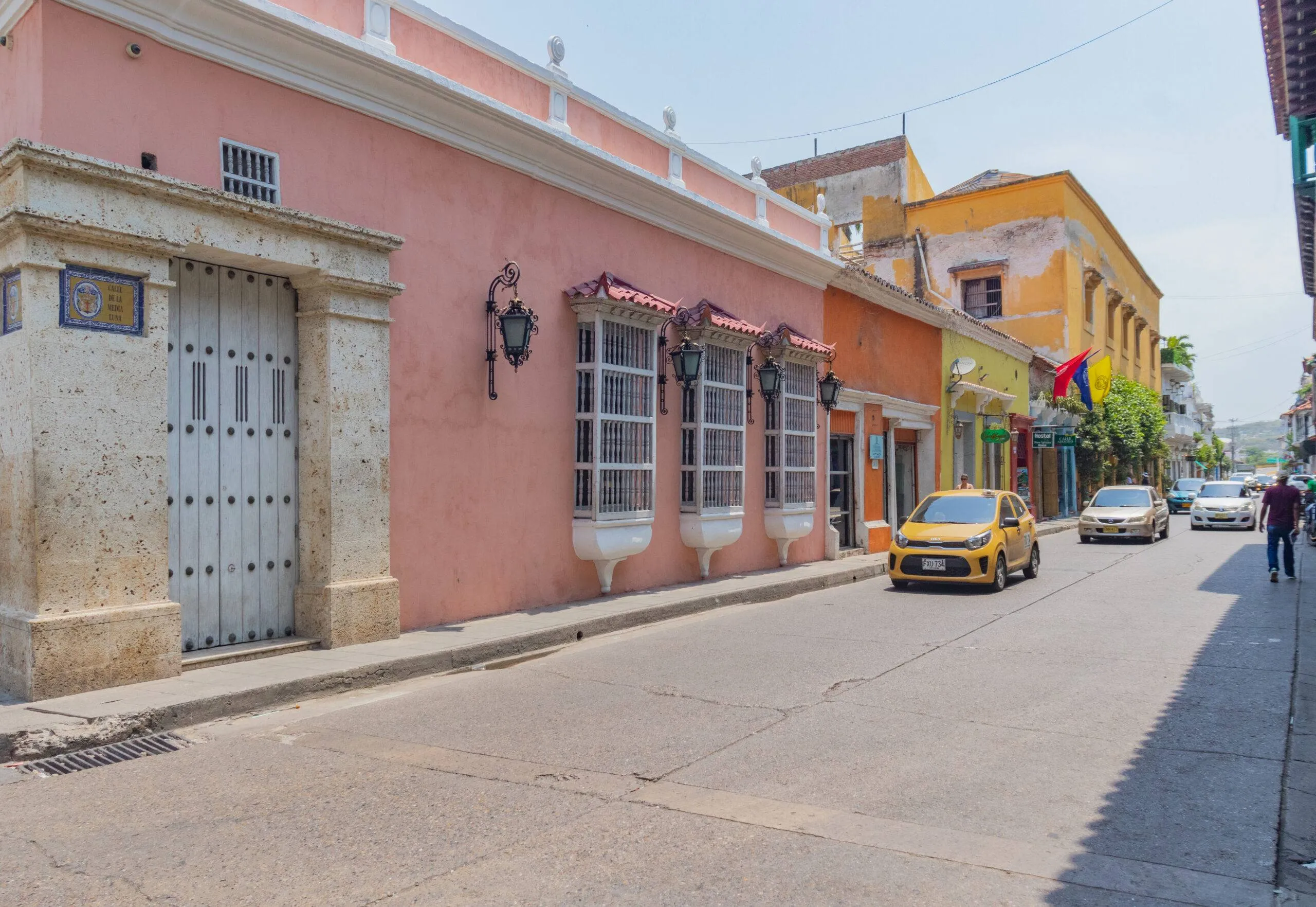 Calle de la Media Luna como corredor turístico y comercial clave en Getsemaní, punto de paso entre la zona amurallada y Papayal