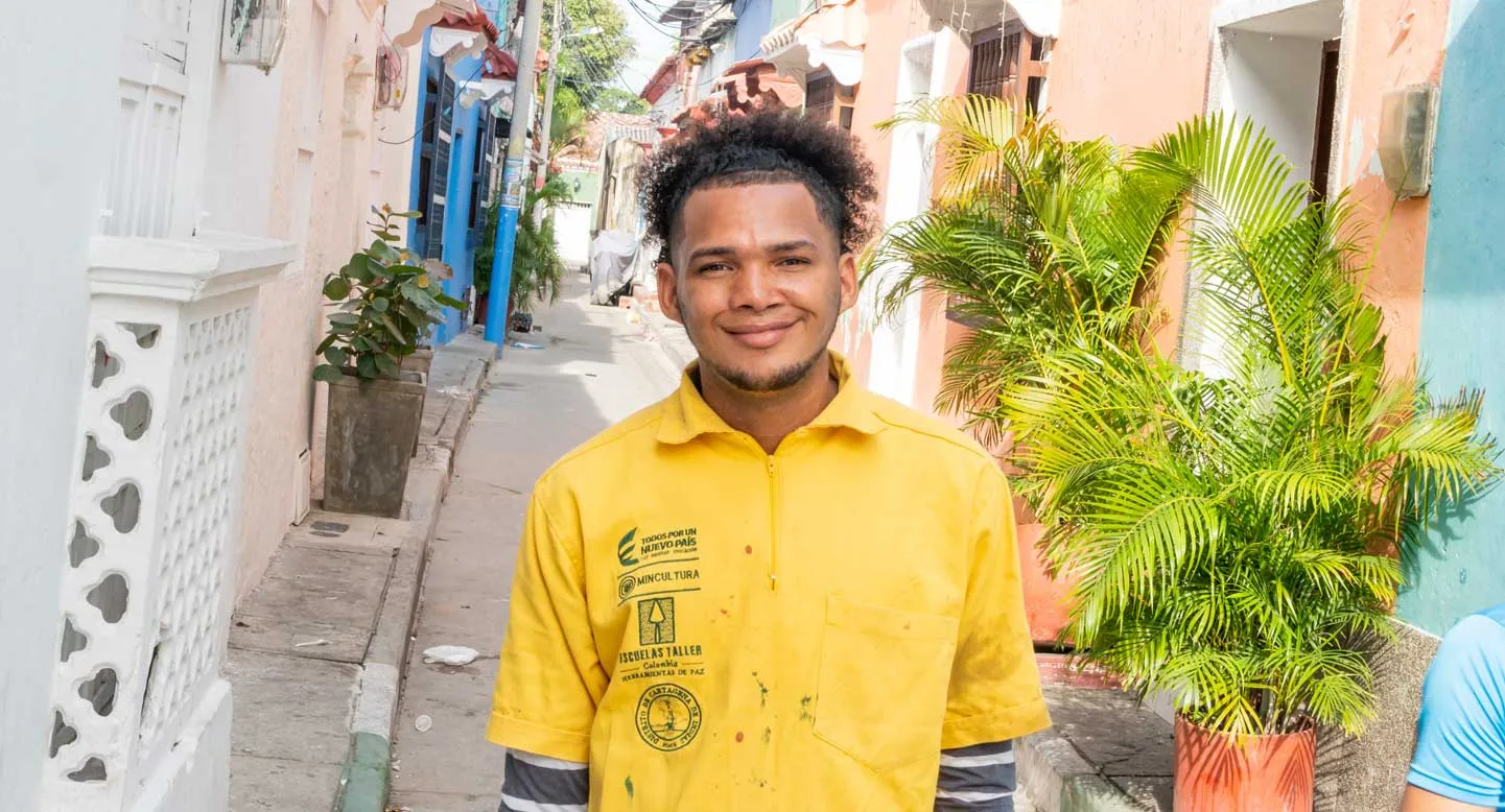 Joven aprendiz en la Escuela Taller de Getsemaní, Cartagena, en un entorno de formación artesanal y patrimonio cultural