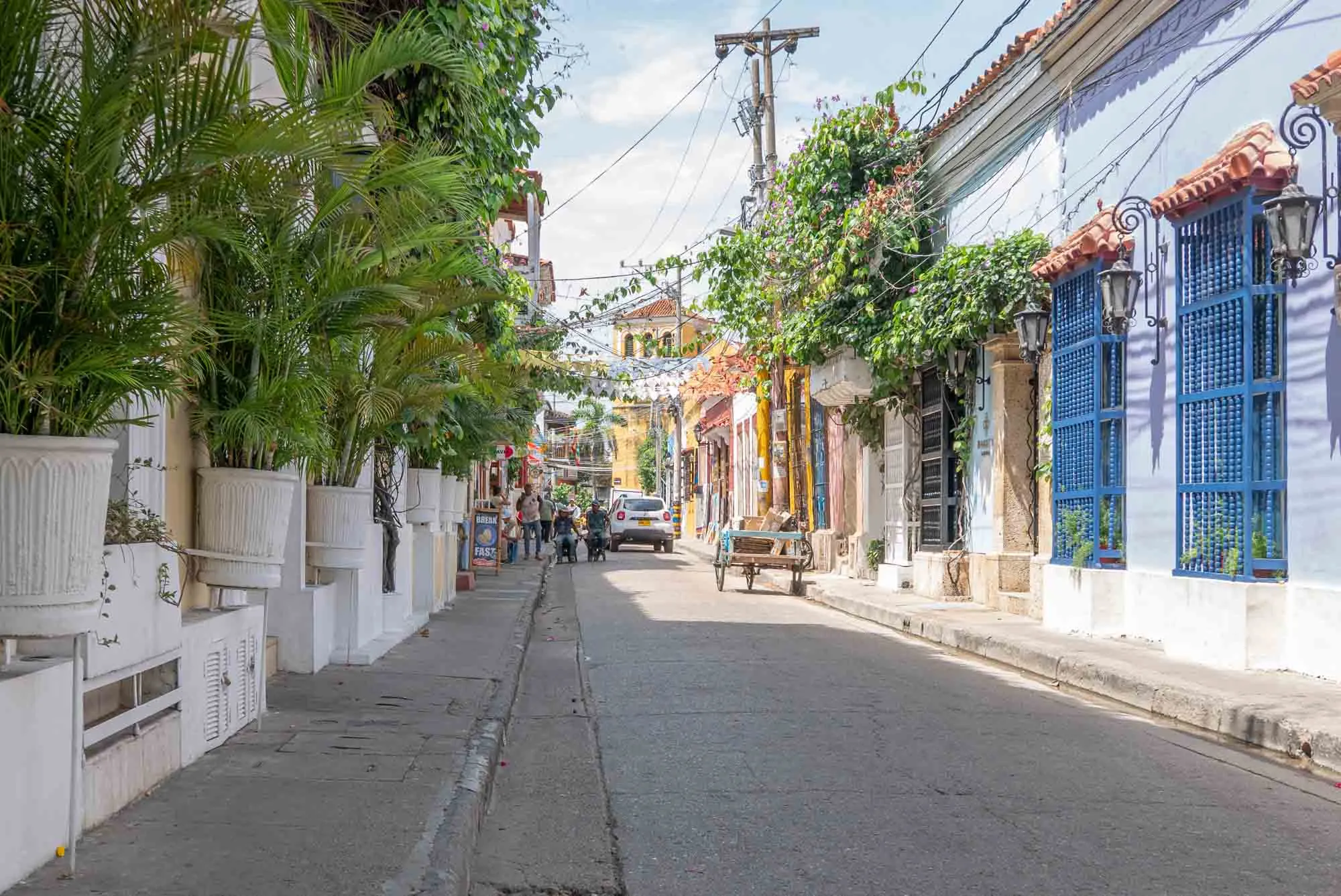 Fachadas típicas de la calle de Guerrero en Cartagena con estilo arquitectónico caribeño