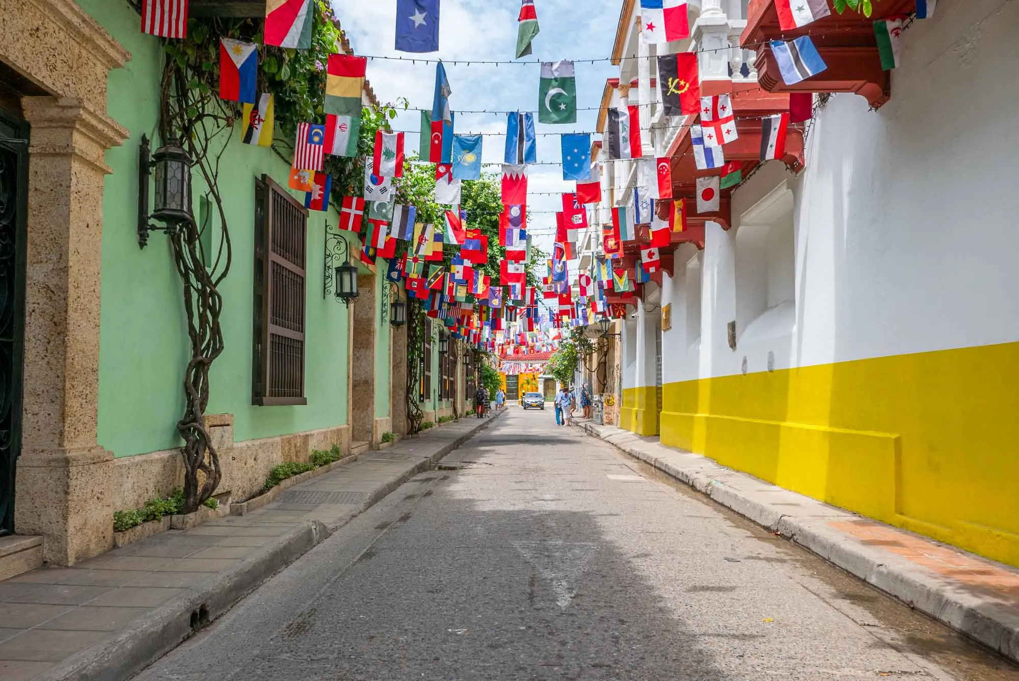 Comunidad local en la Calle del Carretero, Getsemaní, resaltando convivencia, vecinos y patrimonio vivo