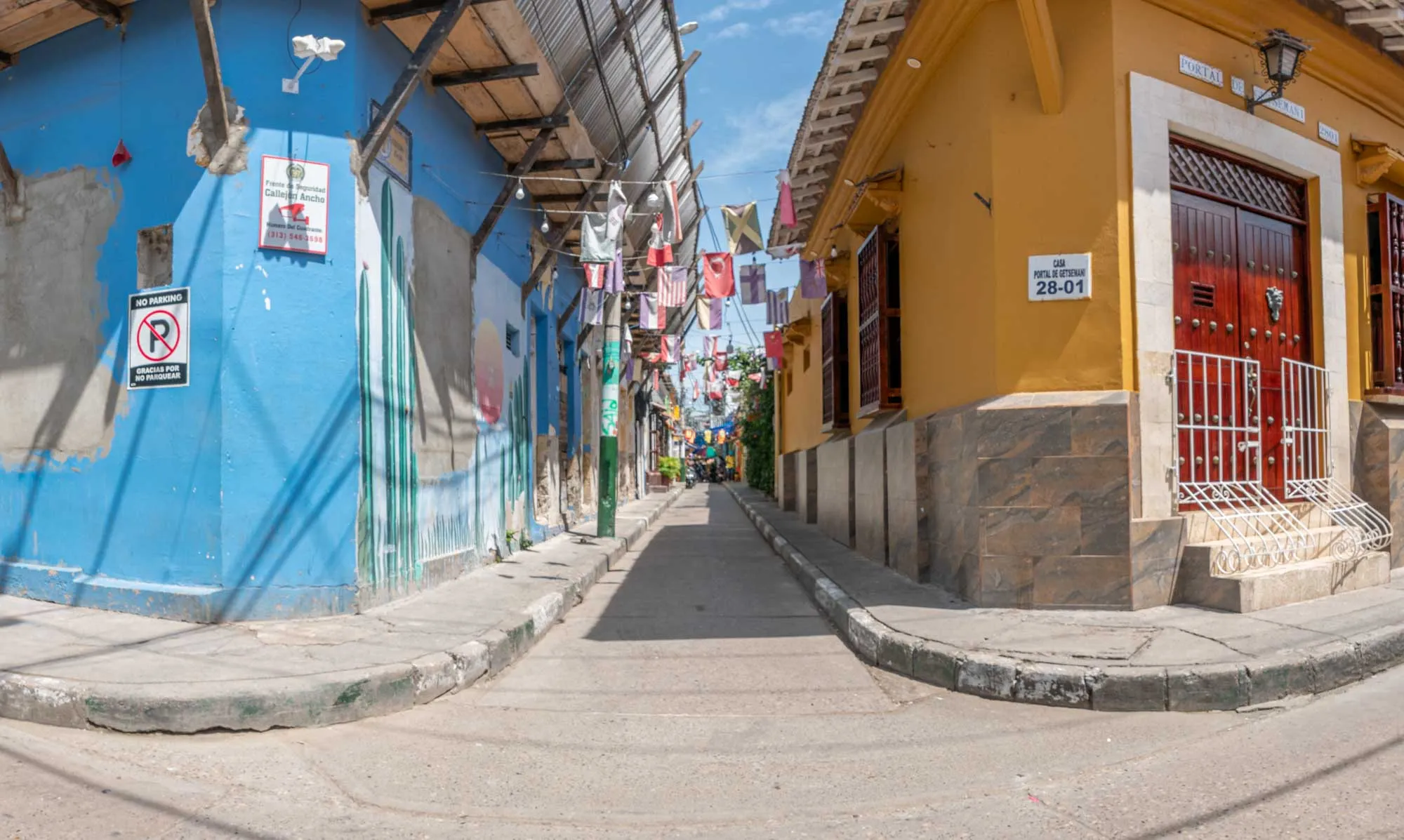 Callejón Ancho en Getsemaní que reflejan influencias andaluzas y portuguesas en la construcción popular