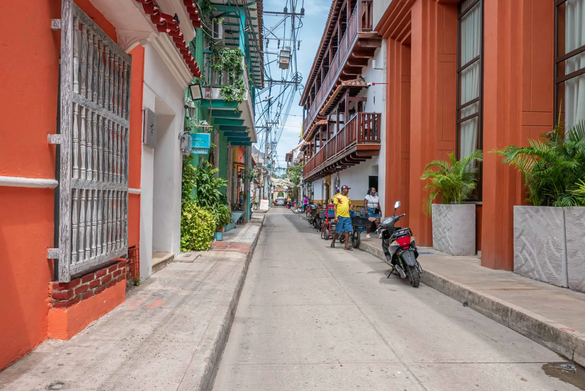 Calle Pacoa en Getsemaní que refleja su importancia en el patrimonio urbano de Cartagena y su herencia cultural popular