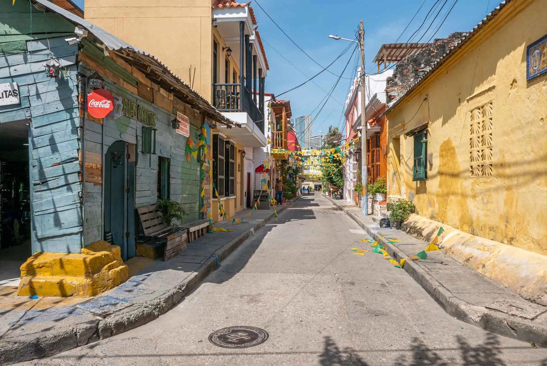 Familias compartiendo en la Calle de las Palmas al atardecer, reflejando la tradición comunitaria del barrio Getsemaní